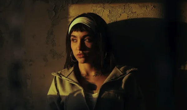 «En el barro»: María Becerra estrena el videoclip de «7 vidas», cortina musical de la serie de Netflix